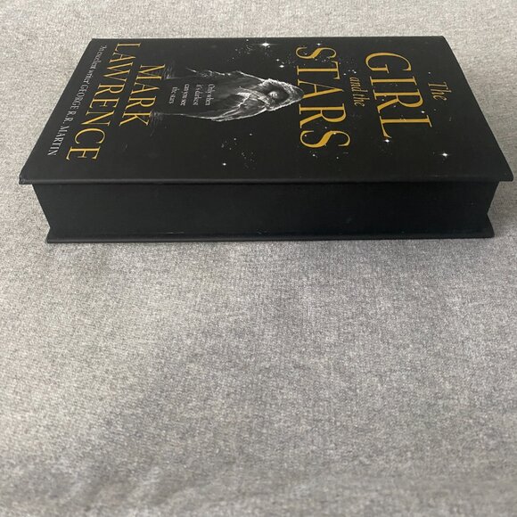 Illumicrate Edition Signed Sprayed Edge The Girl And The Stars By Mark Lawrence - Picture 7 of 15